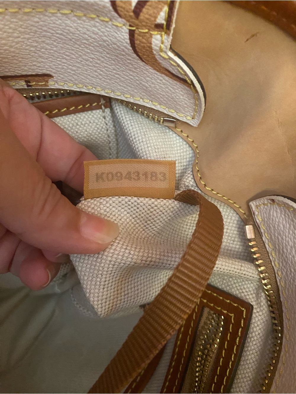 Dooney & Bourke - LIKE NEW - Monogram Tote in beige/ivory with tan leather trim - Picture 7 of 16